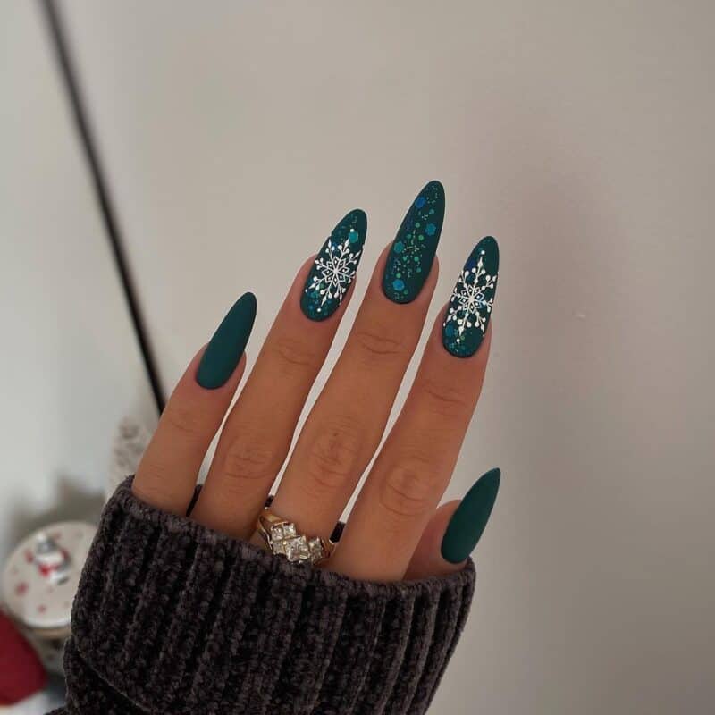 36 Breathtaking Green Christmas Nails You Want to Recreate This Holiday