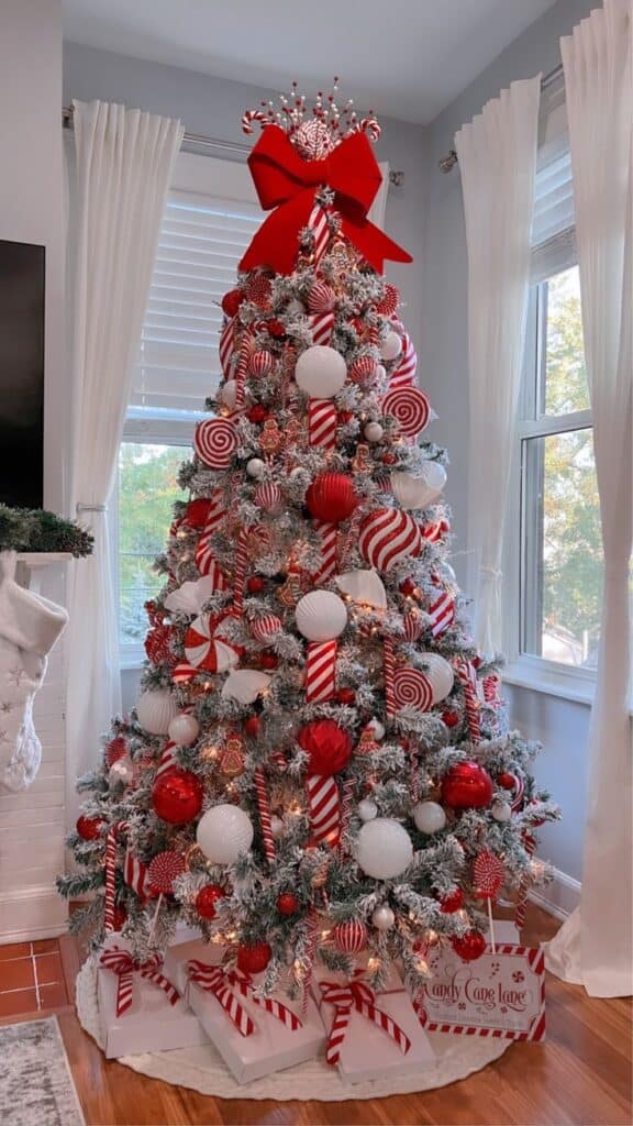 Red and White Christmas Tree Decoration Ideas