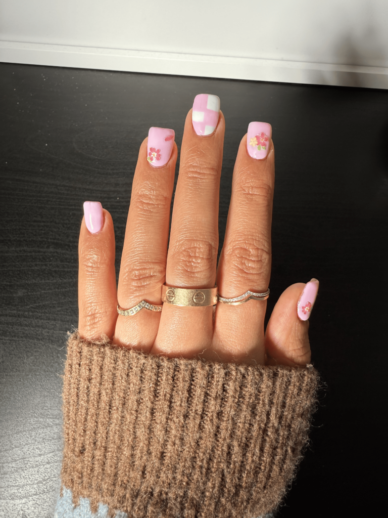 Light Pink Checkmate Short Nails for Spring