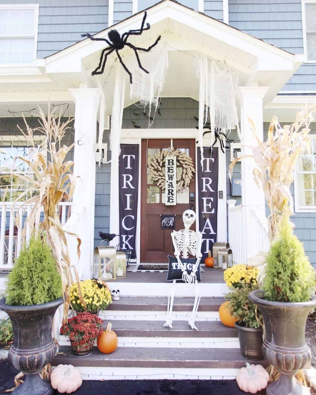 35 Spooky Halloween Front Porch Decor Ideas to Perfectly Haunt Your ...