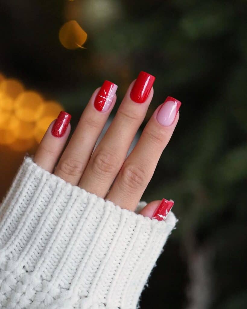 Lindas uñas cortas en rojo y copos de nieve