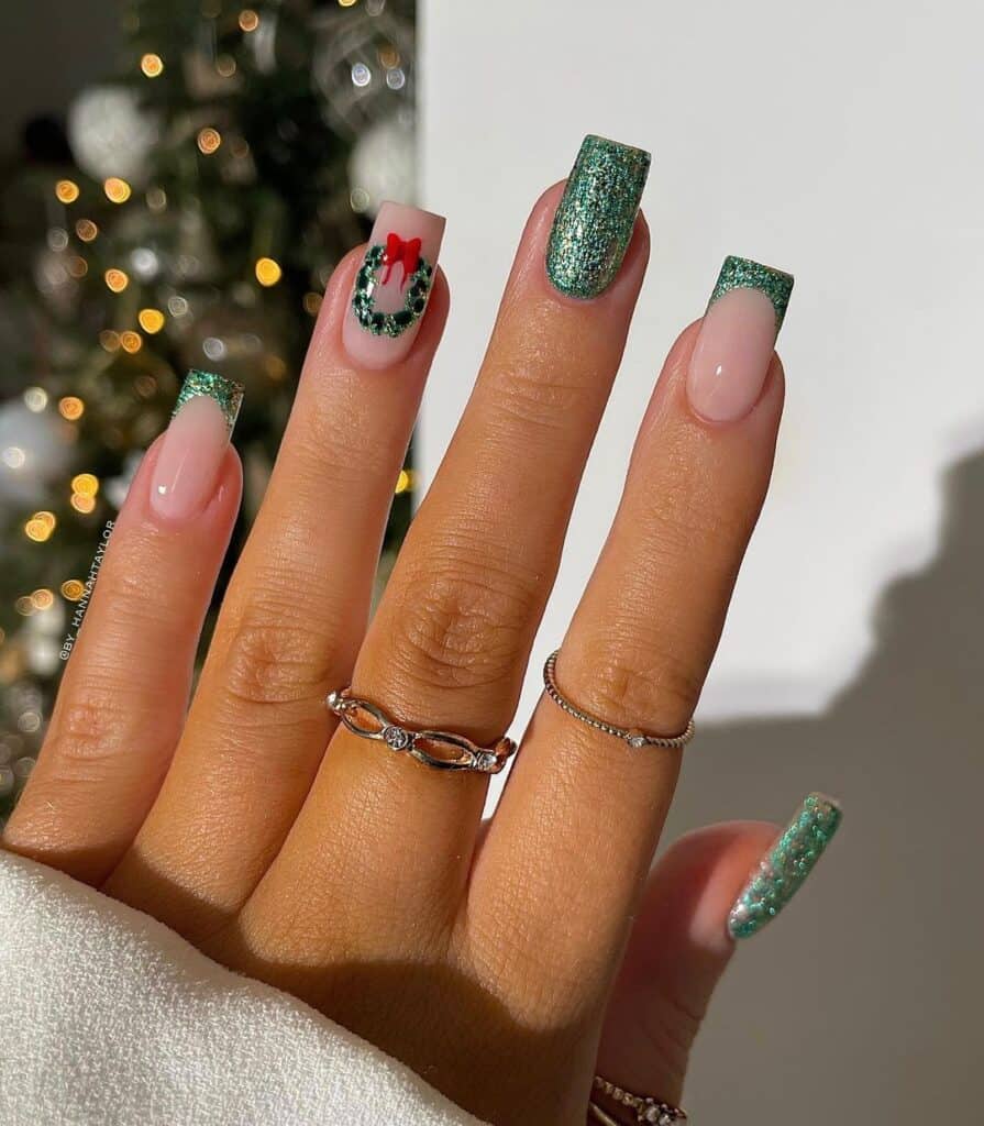 Uñas con corona navideña con purpurina verde