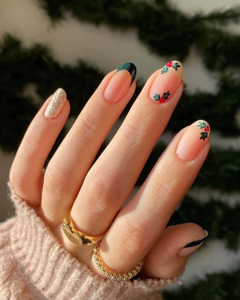 Uñas cortas navideñas con bayas de acebo