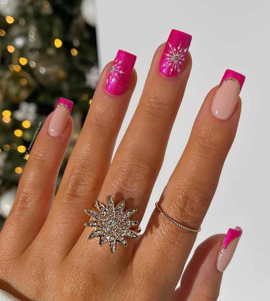 Uñas navideñas cortas metalizadas en color rosa