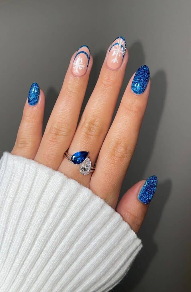 Uñas de copos de nieve de color azul aterciopelado